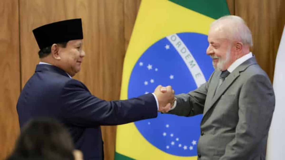 O presidente Luiz Inácio Lula da Silva (PT) e o presidente da Indonésia, Prabowo Subianto, durante pronunciamento após encontro no Palácio do Planalto, em Brasília. O mandatário indonésio está no Brasil em visita oficial de Estado. A visita se dá na sequência do comparecimento do líder da Indonésia na 17ª Cúpula do Brics, realizada no Rio de 6 a 7 de julho. | Sérgio Lima/Poder360 - 09.jul.2025