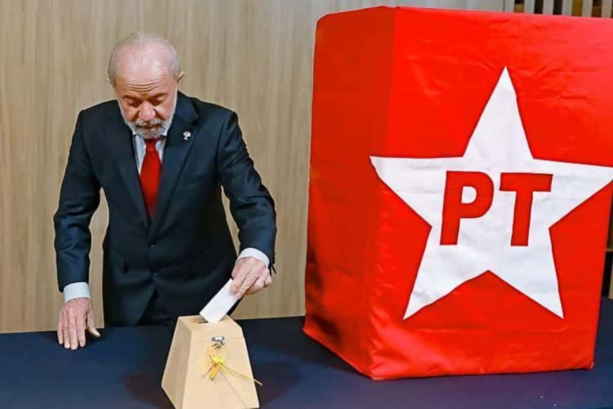 Lula-vota-para-eleicao-do-PT