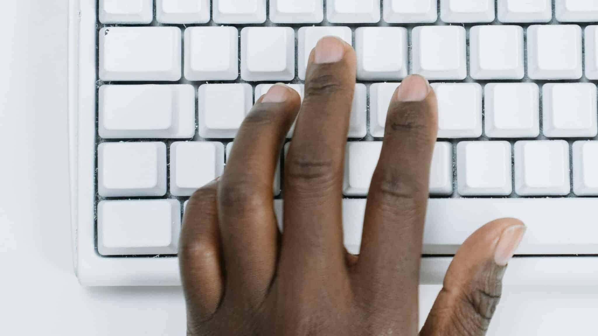 Mao-negra-em-computador-e1732069059732