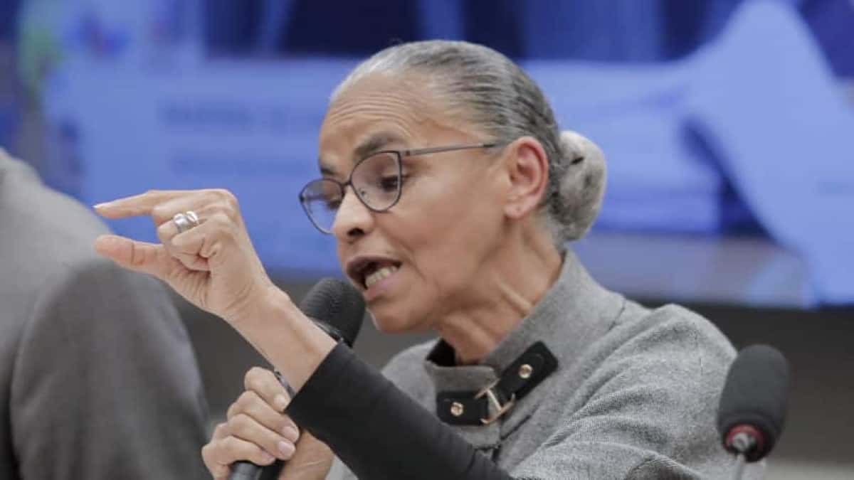 Convocada pela comissão de Agricultura, a ministra do Meio Ambiente Marina Silva, foi chamada de 'adestrada' e 'mal-educada' por deputado. Em maio, Marina abandonou audiência no Senado após ataques. Mariana sentiu-se desrespeitada durante depoimento a comissão de agricultura da Câmara dos Deputados em que foi alvo de críticas e ataques de parlamentares nesta quarta-feira (02.jul.2025), disse que o comportamento não é novo e que "o desrespeito às vezes é a única coisa que as pessoas que não conhecem o respeito são capazes de oferecer." | Sérgio Lima/Poder360 - 02.jun.2025