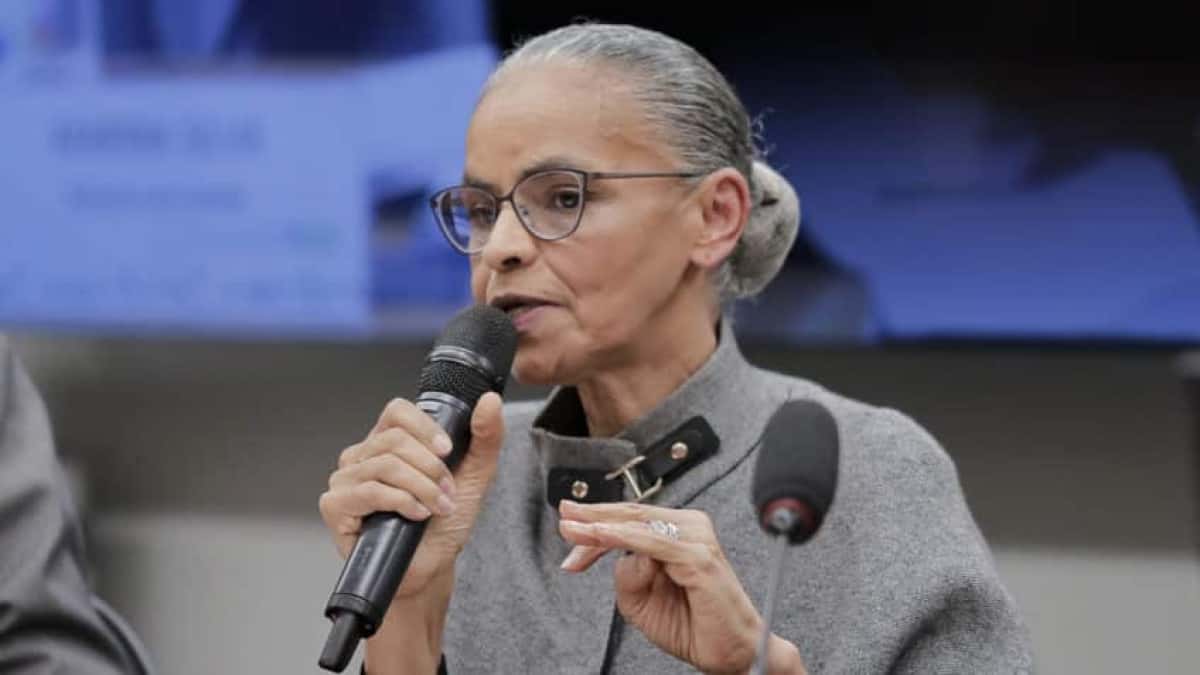 Convocada pela comissão de Agricultura, a ministra do Meio Ambiente Marina Silva, foi chamada de 'adestrada' e 'mal-educada' por deputado. Em maio, Marina abandonou audiência no Senado após ataques. Mariana sentiu-se desrespeitada durante depoimento a comissão de agricultura da Câmara dos Deputados em que foi alvo de críticas e ataques de parlamentares nesta quarta-feira (02.jul.2025), disse que o comportamento não é novo e que "o desrespeito às vezes é a única coisa que as pessoas que não conhecem o respeito são capazes de oferecer." | Sérgio Lima/Poder360 - 02.jun.2025