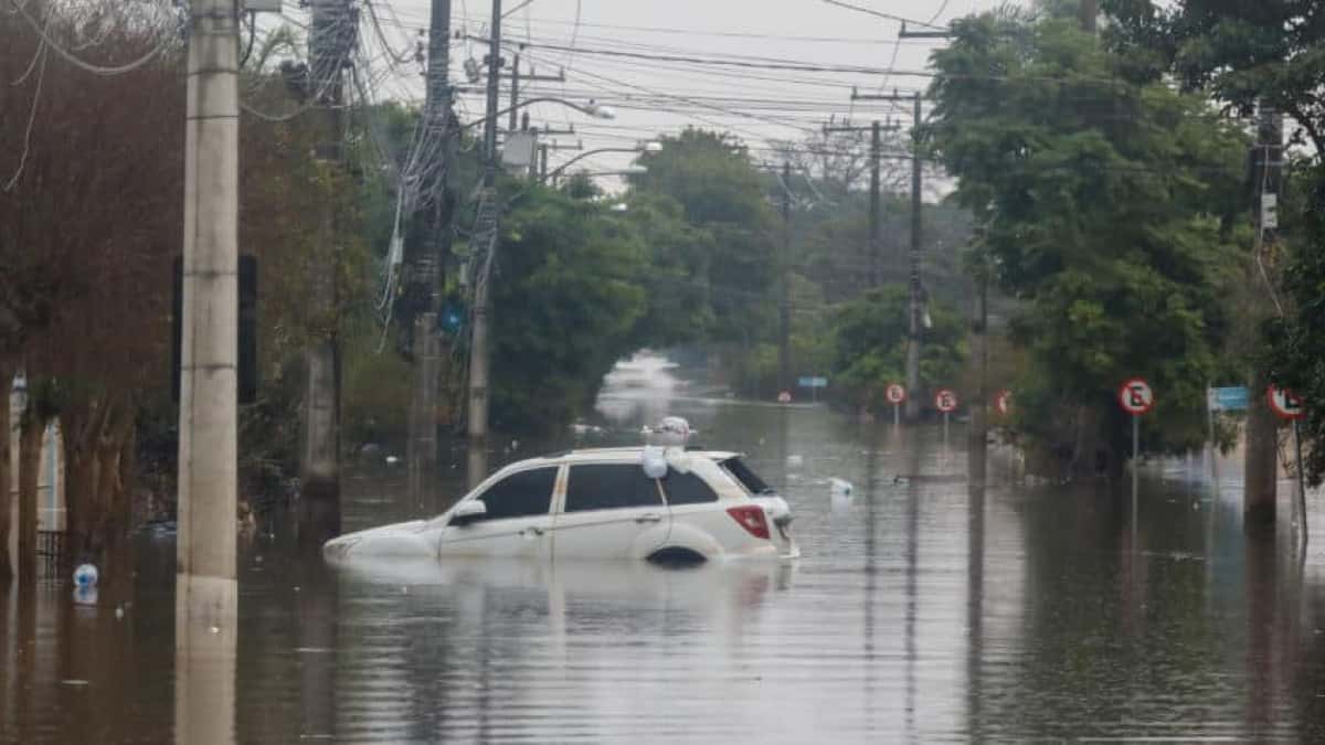 Bairro Mathias Velho região metropolitana de Porto Alegre, é o maior centro de concentração de doações e acolhimento de desabrigados (6.000) das vítimas das fortes chuvas no Estado. O complexo universitário abriga mais de 6.000 pessoas e mobiliza 1.200 voluntários. | Sérgio Lima/Poder360 - 10.mai.2024