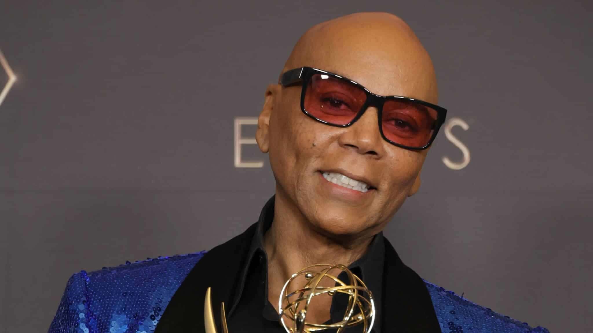RuPaul-posa-com-o-premio-de-Apresentador-de-reality-show-durante-o-Creative-Arts-Emmys-de-2023-no-Peacock-Theatre-em-07-de-janeiro-de-2024-e1704758840255