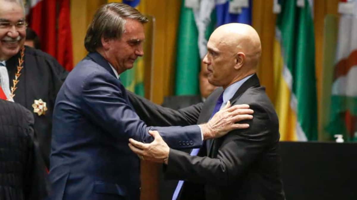 Presidente Jair Bolsonaro participa da sessão solene de posse da nova direção Tribunal Superior do Trabalho (TST) tomaram posse o ministro Emmanoel Pereira, eleito para assumir a Presidência do TST e do Conselho Superior da Justiça do Trabalho (CSJT), a ministra Dora Maria da Costa, que assumirá a Vice-Presidência, e o ministro Caputo Bastos, designado para a Corregedoria-Geral da Justiça do Trabalho. | Sérgio Lima/Poder360 19.mai.2022.