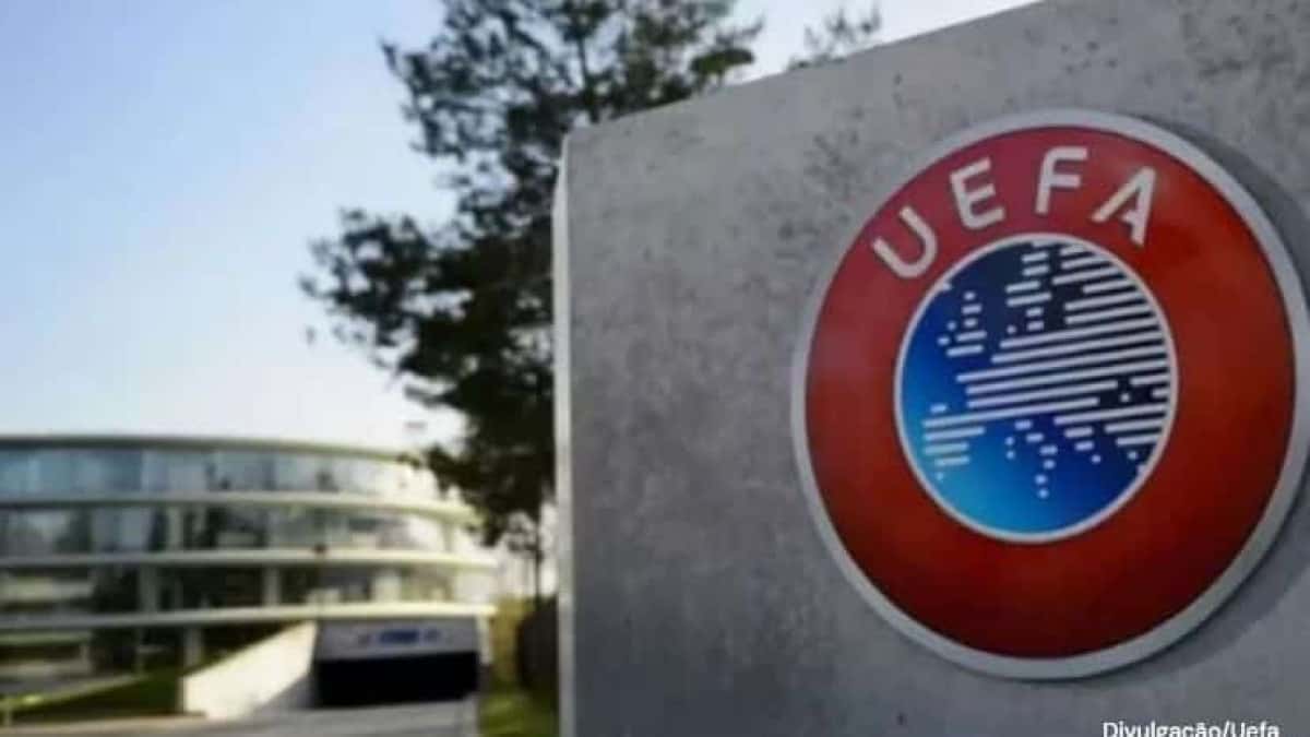 Uefa-multa-a-Federacao-Alema-de-Futebol-por-invasoes-de-campo-em-duas-partidas-e1719859758960