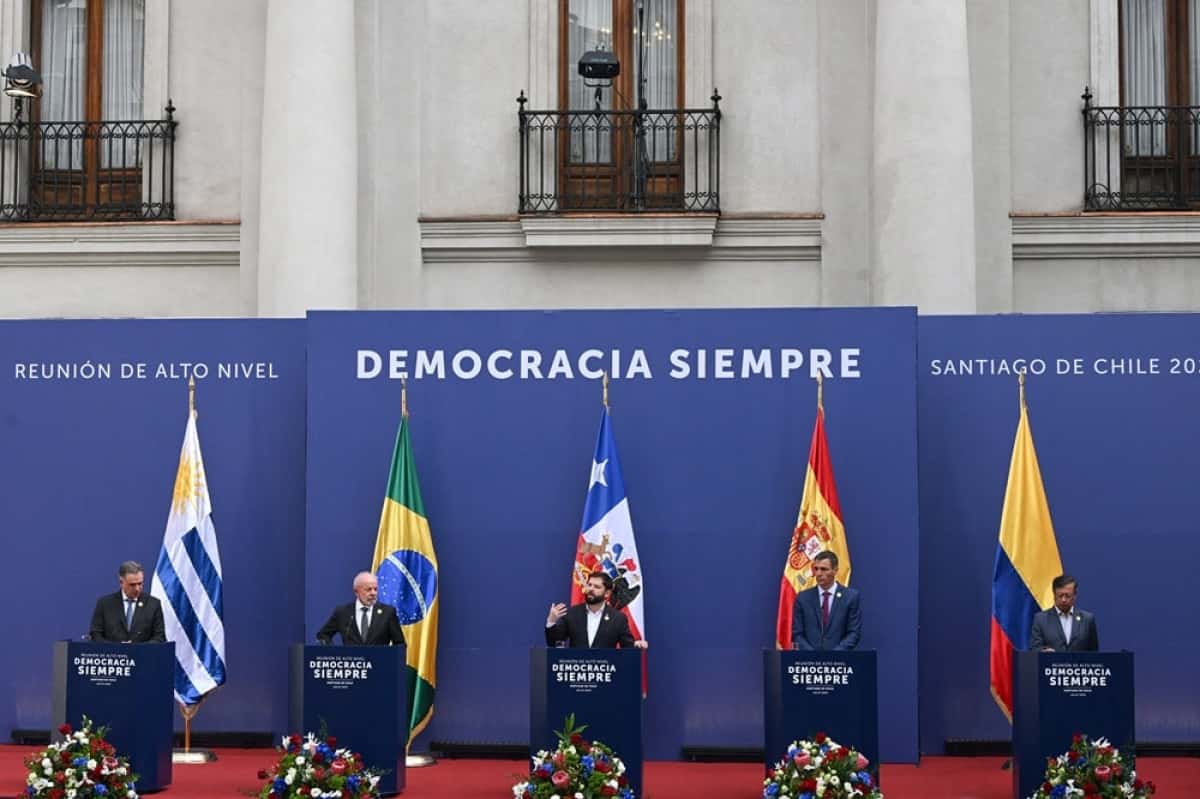 (L to R) Uruguay's President Yamandu Orsi, Brazil's President Luiz Inacio Lula da Silva, Chile's President Gabriel Boric, Spanish Prime Minister Pedro Sanchez, and Colombia's President Gustavo Petro give a joint statement during the "Democracy Always" high-level summit at the Palacio de la Moneda in Santiago on July 21, 2025. (Photo by RODRIGO ARANGUA / AFP)