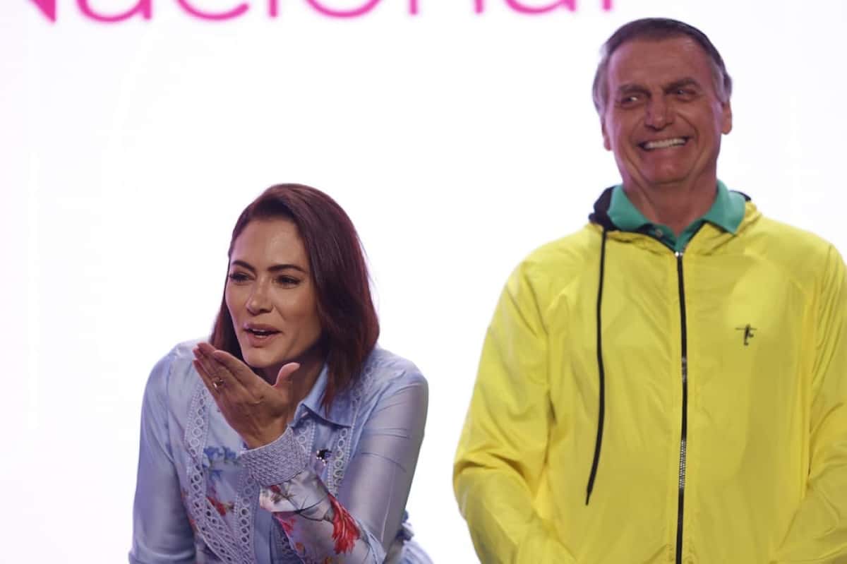 DF - TRAMA GOLPISTA/STF/AÇÃO PENAL/JULGAMENTO/BOLSONARO - POLÍTICA - A ex-primeira-dama e presidente do PL Mulher (Partido Liberal), Michelle Bolsonaro, e o ex-presidente da República, Jair Messias Bolsonaro, durante abertura do "Encontro Nacional de Mandatários do Partido Liberal-PL", realizado no CICB (Centro Internacional de Convenções do Brasil), em Brasília, na manhã desta sexta-feira, 06. Bolsonaro convocou os apoiadores a assistirem o depoimento que ele vai prestar ao ministro do Supremo Tribunal Federal (STF) Alexandre de Moraes na próxima semana. Ele afirmou que "valerá a pena" assistir e que "não vai lacrar" diante do ministro. 06/06/2025 - Foto: WILTON JUNIOR/ESTADÃO CONTEÚDO