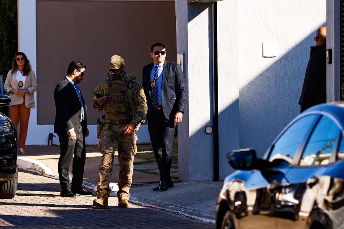 DF - BOLSONARO/PF/BUSCAS/MEDIDAS RESTRITIVAS - POLÍTICA - Movimentação de policiais na residência do ex-presidente da República, Jair Messias Bolsonaro (PL), no Condominio Solar de Brasília, em Brasília, nesta sexta-feira, 18 de julho de 2025. Bolsonaro foi alvo de mandados da Policia Federal (PF) nesta manhã. O ex-presidente também foi submetido a medidas restritivas, autorizadas pelo ministro Alexandre de Moraes, do Supremo Tribunal Federal (STF). Ele fará uso de tornozeleira eletrônica, além de precisar se submeter a recolhimento domiciliar das 19h às 7h, em dias úteis, e durante todo o final de semana. O ex-presidente também foi proibido de acessar redes sociais e não poderá se comunicar com diplomatas ou embaixadores estrangeiros. 18/07/2025 - Foto: WILTON JUNIOR/ESTADÃO CONTEÚDO
