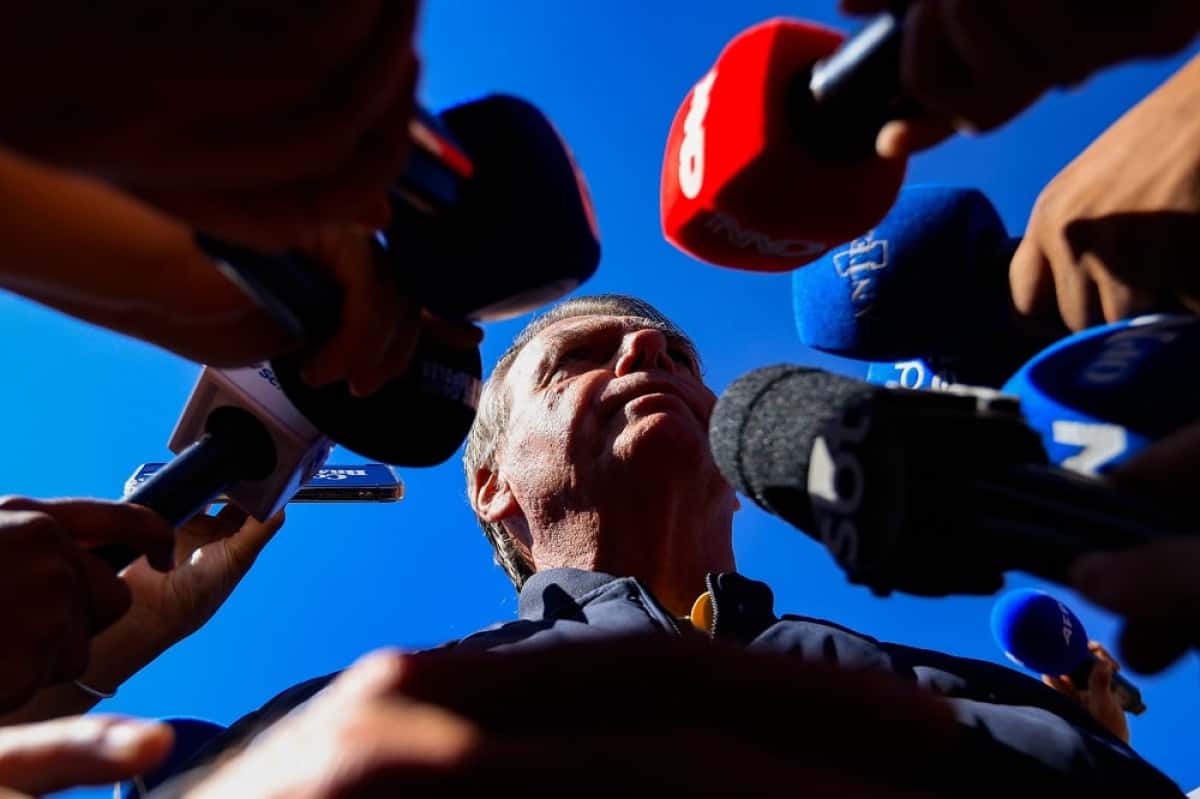 DF - BOLSONARO/PF/BUSCAS/MEDIDAS RESTRITIVAS - POLÍTICA - O ex-presidente da República, Jair Messias Bolsonaro (PL), fala após colocar a tornozeleira eletrônica, na Secretaria de Estado de Administração Penitenciária (SEAP), em Brasília, nesta sexta-feira, 18 de julho de 2025. Bolsonaro foi alvo de mandados da Policia Federal (PF) nesta manhã. O ex-presidente também foi submetido a medidas restritivas, autorizadas pelo ministro Alexandre de Moraes, do Supremo Tribunal Federal (STF). Ele fará uso de tornozeleira eletrônica, além de precisar se submeter a recolhimento domiciliar das 19h às 7h, em dias úteis, e durante todo o final de semana. O ex-presidente também foi proibido de acessar redes sociais e não poderá se comunicar com diplomatas ou embaixadores estrangeiros. 18/07/2025 - Foto: WILTON JUNIOR/ESTADÃO CONTEÚDO