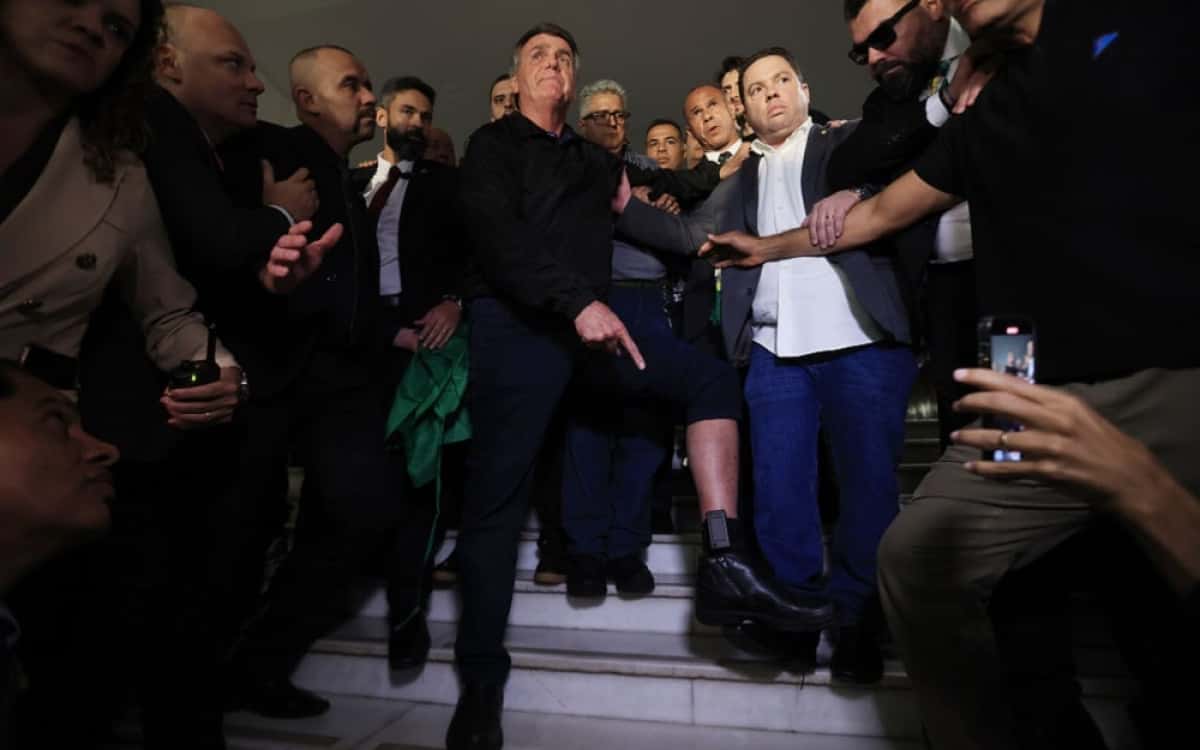 DF - BOLSONARO/TORNOZELEIRA - POLÍTICA - O ex-presidente da República, Jair Bolsonaro, mostra para os jornalistas a tornozeleira eletrônica que foi colocada por ordem do Supremo Tribunal Federal, na saída da Câmara dos Deputados, após reunião com na liderança do PL, em Brasília, nesta segunda-feira, 21. As restrições impostas pelo STF a Bolsonaro incluem ainda toque de recolher noturno, proibição de uso de redes sociais e restrição de contato com aliados e diplomatas.. 21/07/2025 - Foto: WILTON JUNIOR/ESTADÃO CONTEÚDO