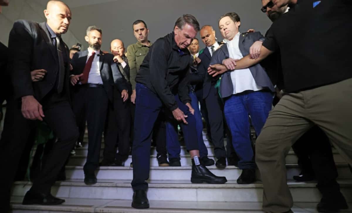 DF - BOLSONARO/TORNOZELEIRA - POLÍTICA - O ex-presidente da República, Jair Bolsonaro, mostra para os jornalistas a tornozeleira eletrônica que foi colocada por ordem do Supremo Tribunal Federal, na saída da Câmara dos Deputados, após reunião com na liderança do PL, em Brasília, nesta segunda-feira, 21. As restrições impostas pelo STF a Bolsonaro incluem ainda toque de recolher noturno, proibição de uso de redes sociais e restrição de contato com aliados e diplomatas.. 21/07/2025 - Foto: WILTON JUNIOR/ESTADÃO CONTEÚDO