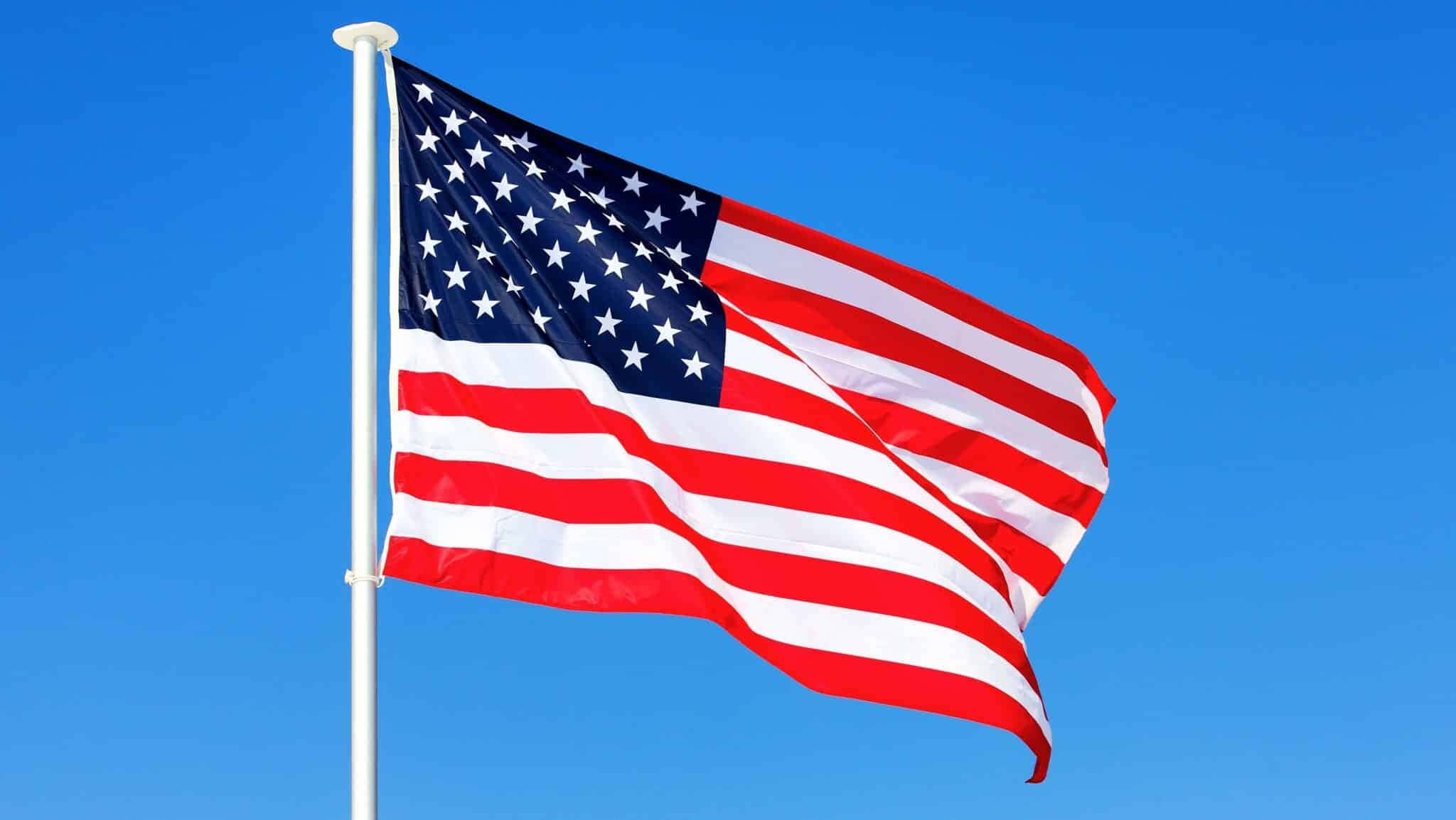 bandeira-americana-tremulando-no-ceu-azul-e1750983995280-1