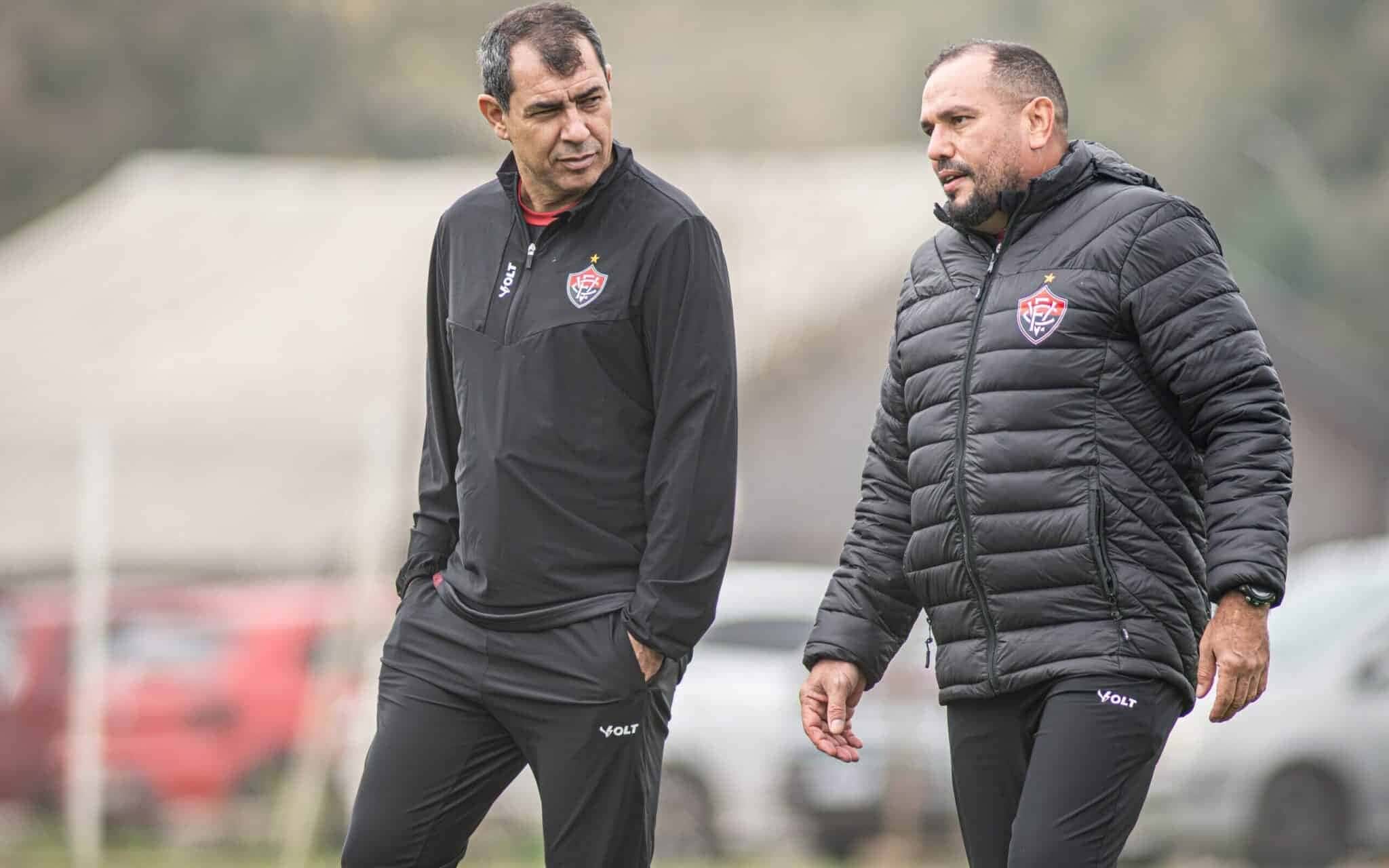 carille-conversa-com-auxiliar-em-treino-do-vitoria-foto-victor-ferreira-ec-vitoria