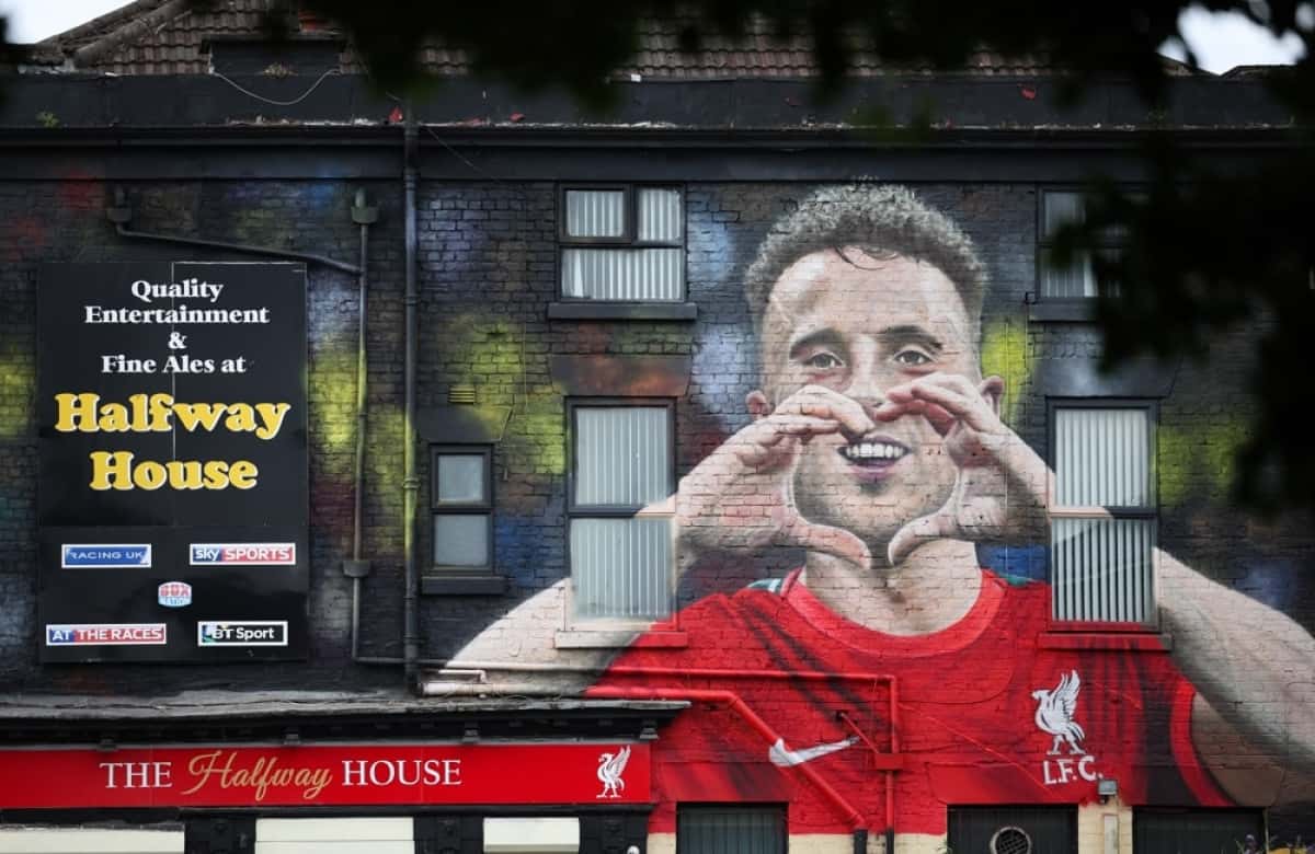 LIVERPOOL (United Kingdom), 16/07/2025.- A mural honouring the late soccer player Diogo Jota on the side of the Halfway House pub in Liverpool, Britain, 16 July 2025. The mural was painted by artist John Culshaw in memory of the former Liverpool striker, who died in a car accident in Spain together with his brother Andre Silva on 03 July. (España, Reino Unido) EFE/EPA/ADAM VAUGHAN