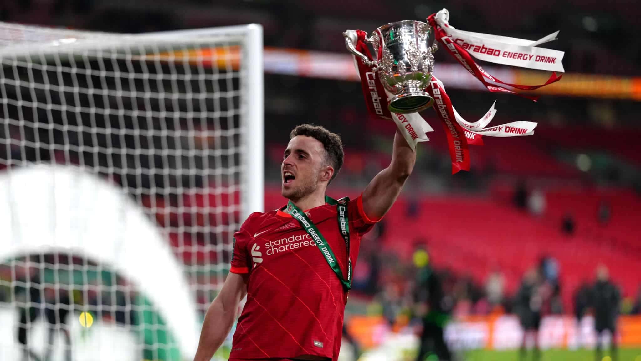 diogo-jota-trofeu-copa-da-liga-inglesa-liverpool-e1751557179859