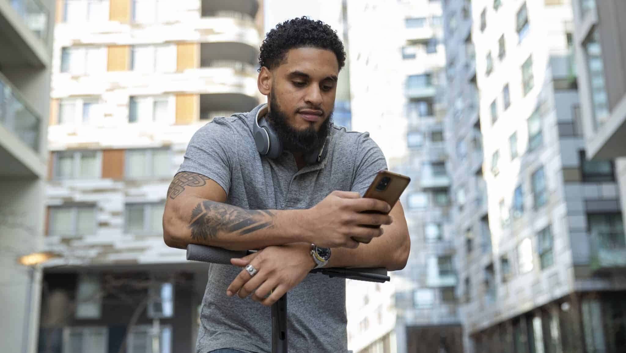 homem-consultando-o-celular-e1752587265305