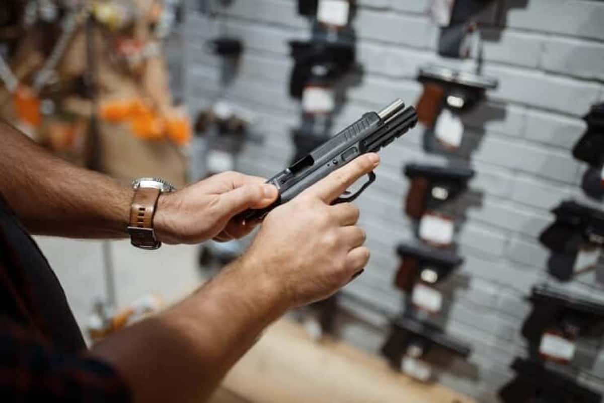 homem-escolhendo-uma-nova-arma-na-vitrine-da-loja-de-armas_266732-23564