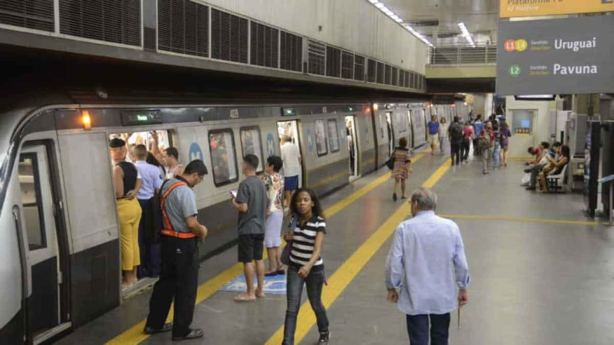 Plataforma de embarque da estação Central do Metrô Rio, no centro da cidade.