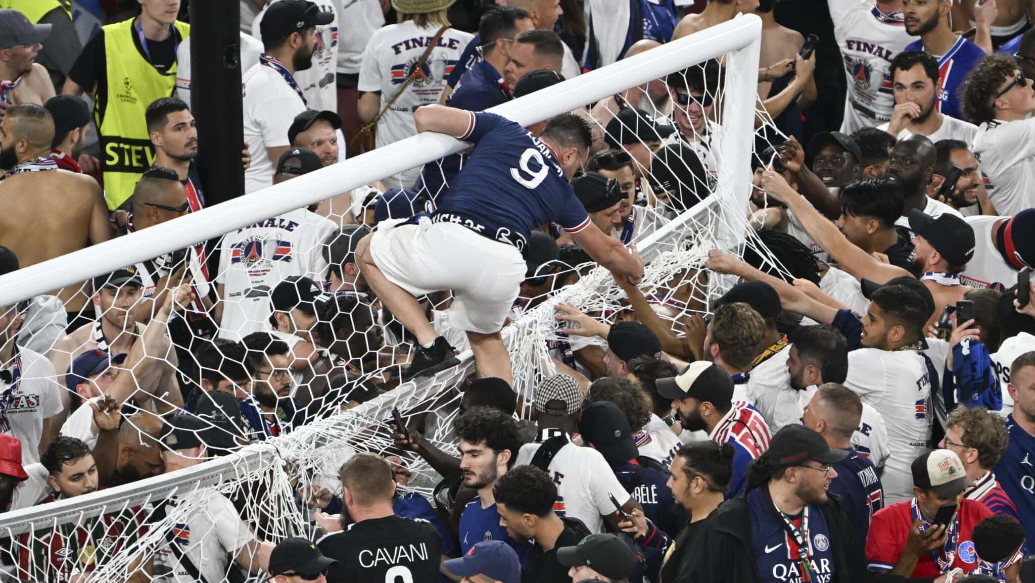 torcedores-psg-retiram-redes-gol-e1748730664667