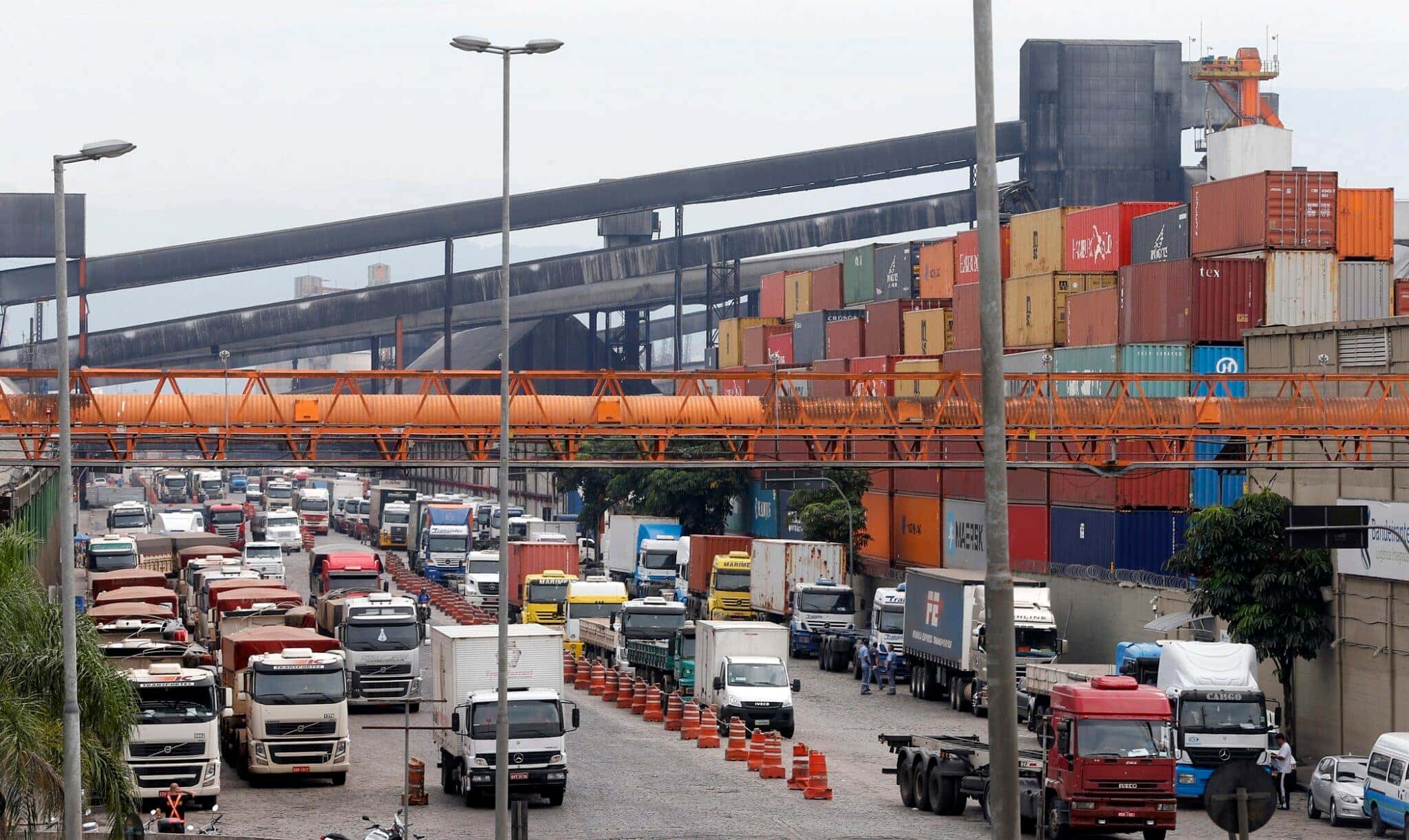 Caminhões formam fila nos terminais de açúcar e soja do Porto de Santos (SP) 25/02/2015 REUTERS/Paulo Whitaker