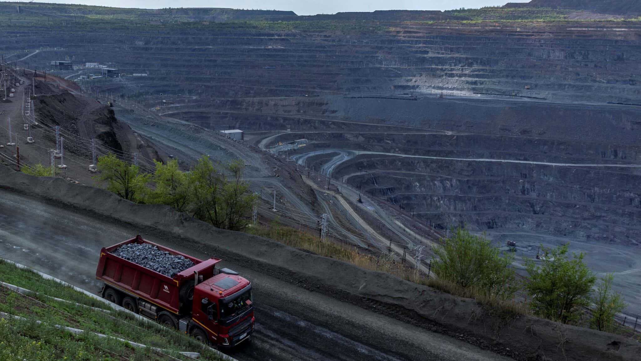 2025-04-30T163309Z_1_LYNXMPEL3T0XL_RTROPTP_4_UCRANIA-CRISE-ACORDO-EUA-MINERAIS-MINUTA-e1746098530654