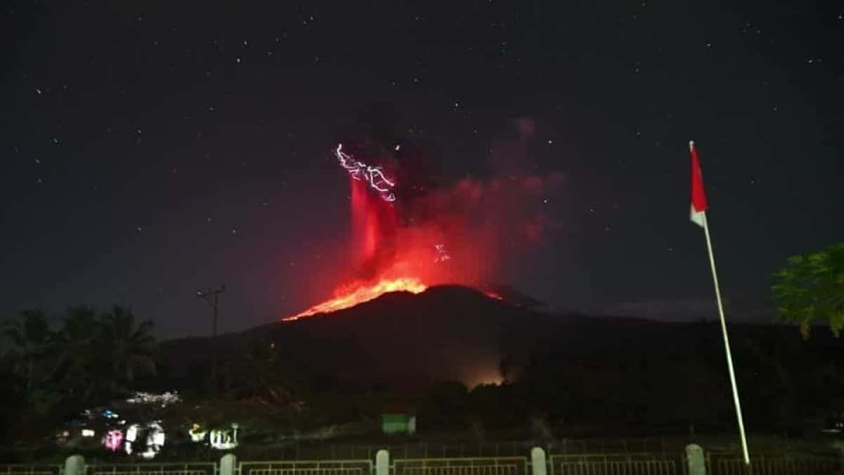 2025-08-01T145226Z_1_LOP438001082025RP1_RTRMADP_BASEIMAGE-960X540_INDONESIA-VOLCANO-STILLS