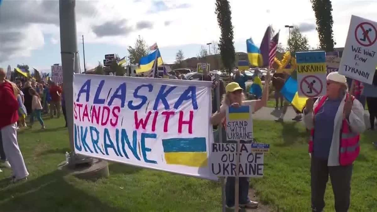 2025-08-15T033345Z_1_LOP733415082025RP1_RTRMADP_BASEIMAGE-960X540_UKRAINE-CRISIS-SUMMIT-RALLY