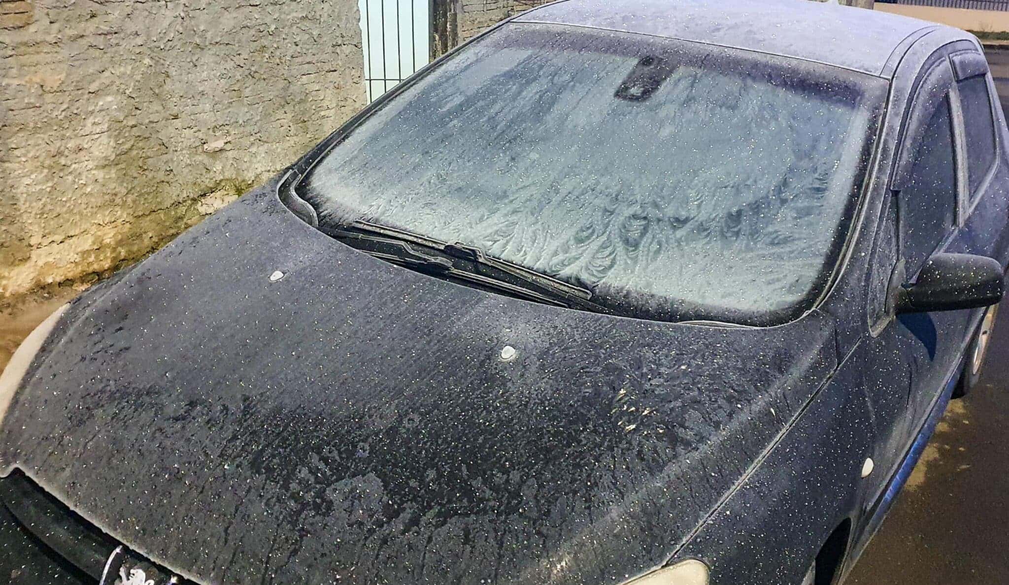 PR - FRIO-GEADA-GUARAPUAVA - GERAL - Geada cobre o gramado, bancos de praça e a ponte sobre o lago na cidade de Guarapuava (PR), nesta terça-feira (29), que registrou -2°C nesta manhã. Uma massa de ar polar derrubou as temperaturas nas regiões Sul, Sudeste e Centro-Oeste. 29/06/2021 - Foto: EDUARDO MATYSIAK/FUTURA PRESS/FUTURA PRESS/ESTADÃO CONTEÚDO