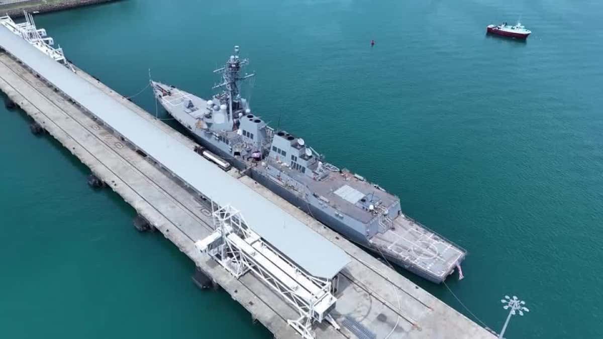 Contratorpedeiro-de-misseis-guiados-USS-Sampson-DDG-102-da-Marinha-dos-EUA-ancorado-no-Canal-do-Panama