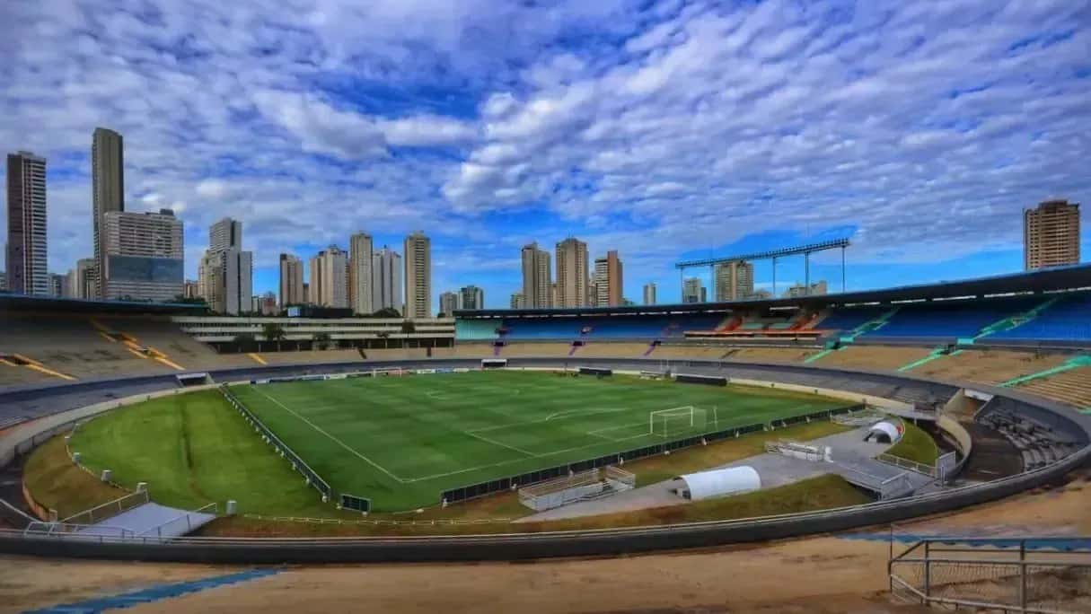 Estadio-Serra-Dourada-1215×810.jpeg-e1744399077372