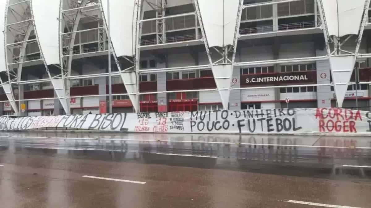 Faixas-da-torcida-do-Inter-em-protesto-no-Beira-Rio