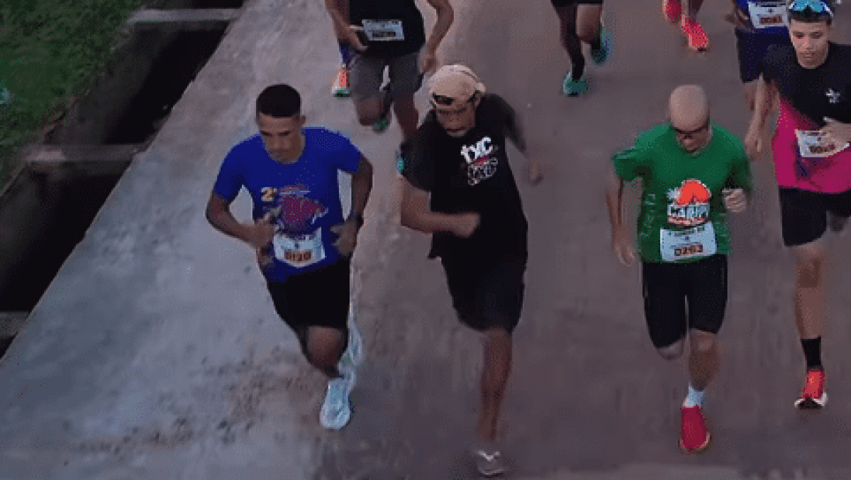 Homem-embriagado-e-de-chinelo-completa-corrida-de-8km-e-ganha-medalha-5-e1754331801767-1