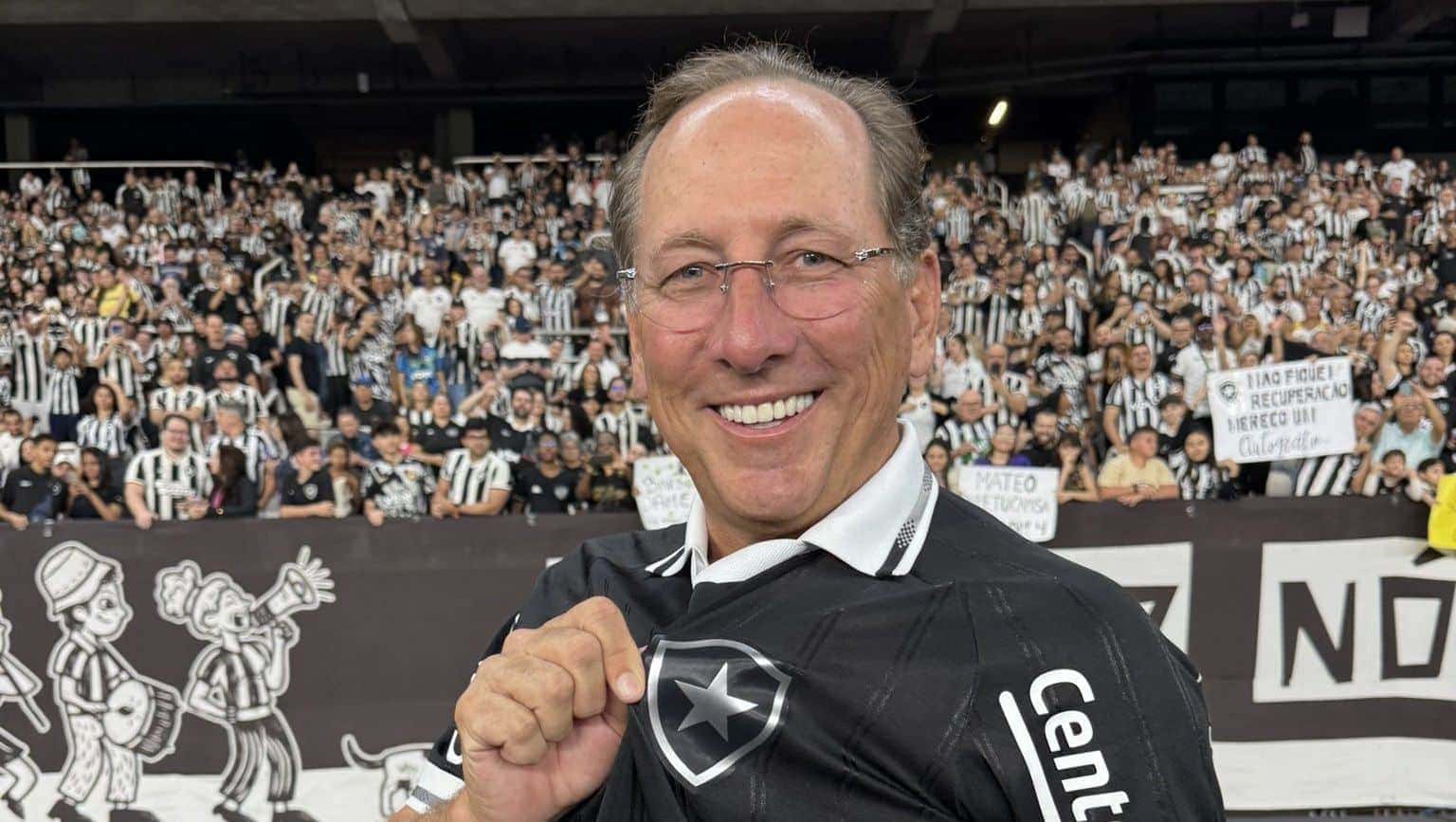 John-Textor-no-gramado-Botafogo-x-Corinthians-Brasileirao-2025-e1753623274689
