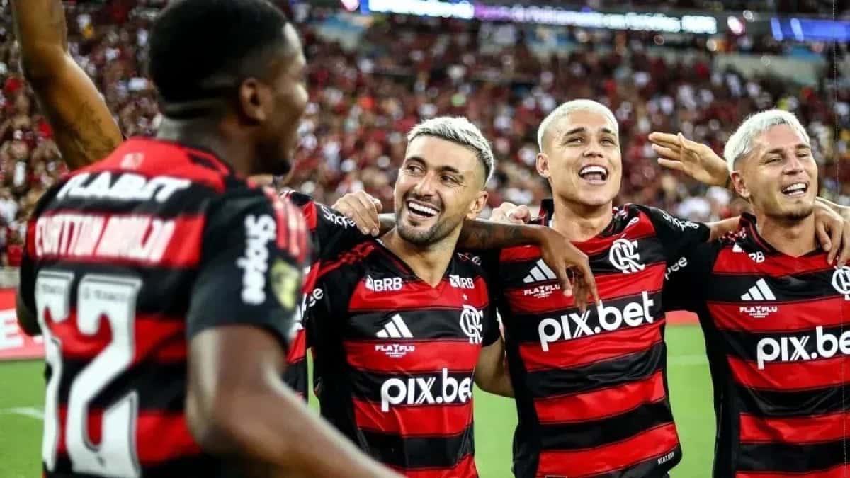 Luiz-Araujo-entre-Arrascaeta-e-Varela-comemora-o-titulo-do-Carioca-pelo-Flamengo