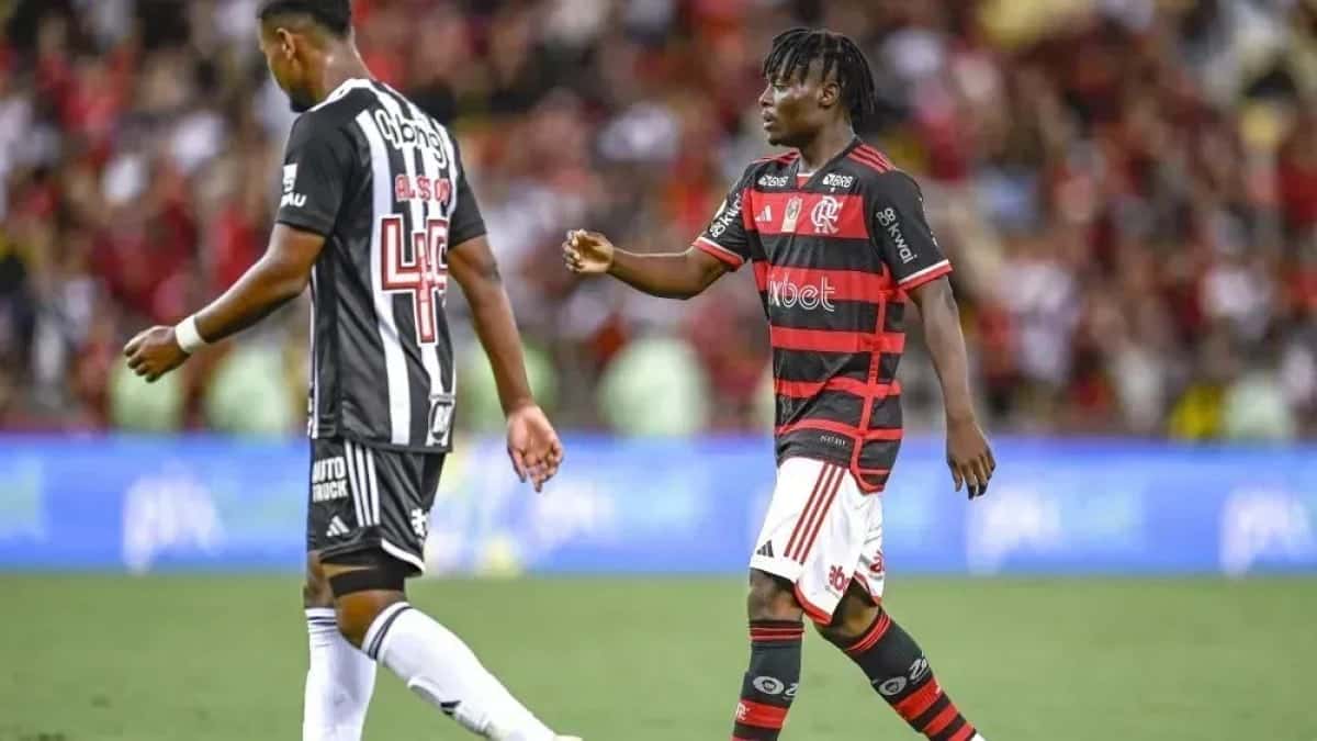 O-nigeriano-Shola-em-acao-na-partida-entre-Flamengo-e-Atletico-MG-pelo-Brasileirao-no-Maracana