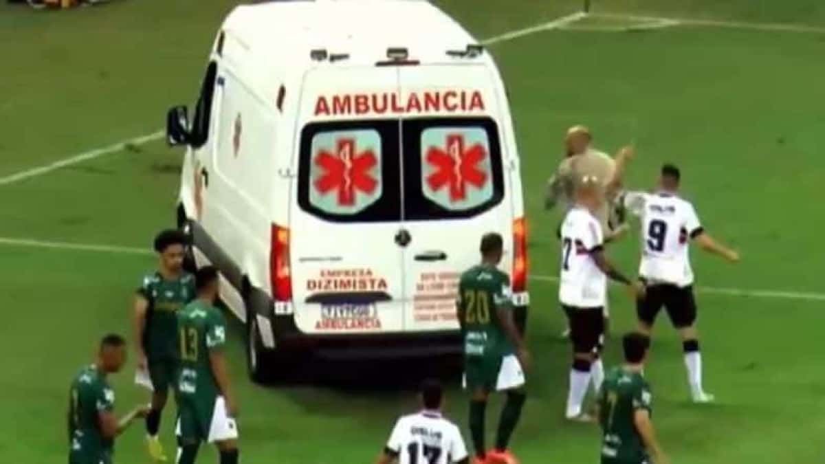 Thiago-Galhardo-bate-boca-com-motorista-de-ambulancia-durante-jogo-da-Serie-D-e1755595027171
