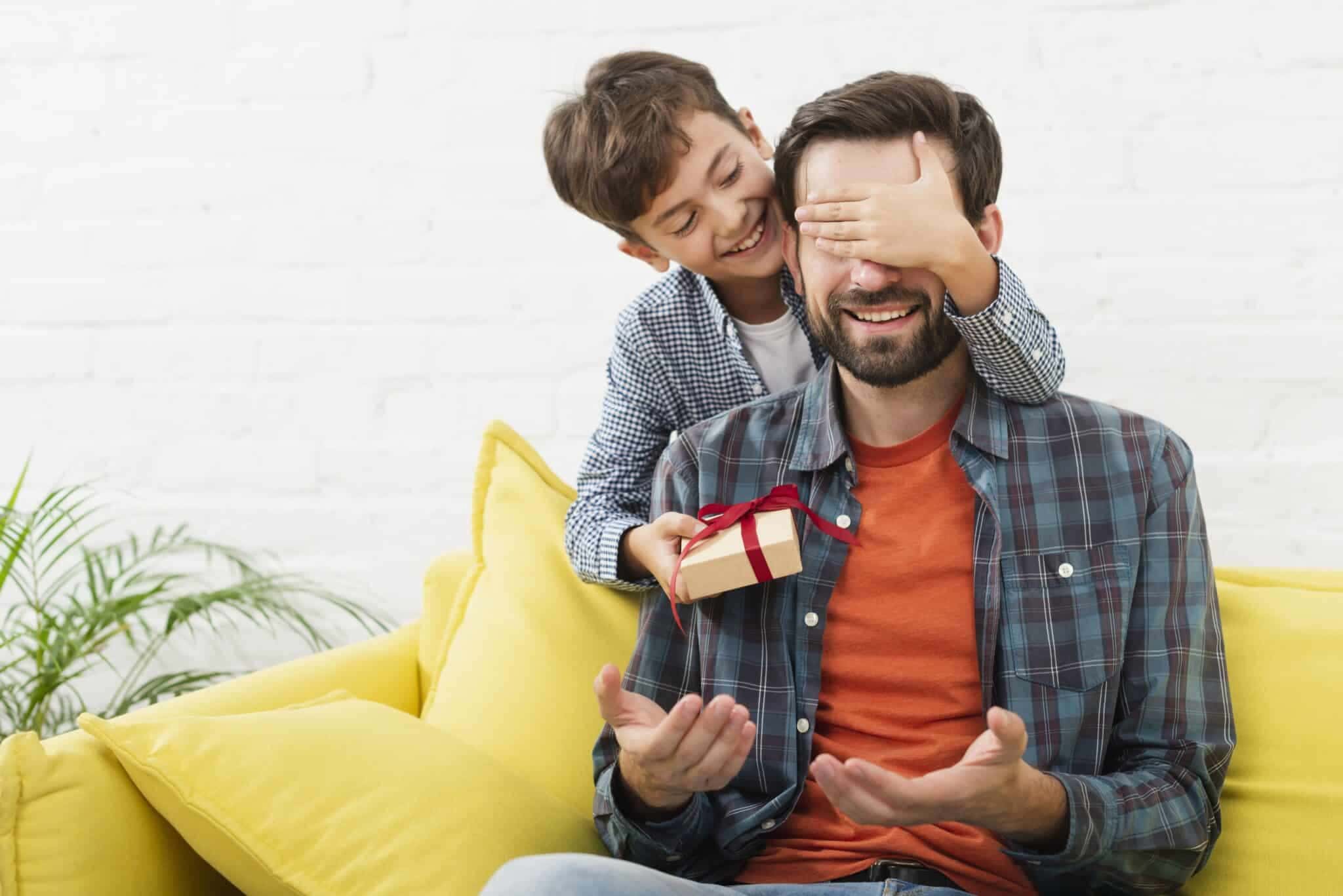 adoravel-filho-fazendo-uma-surpresa-para-o-pai
