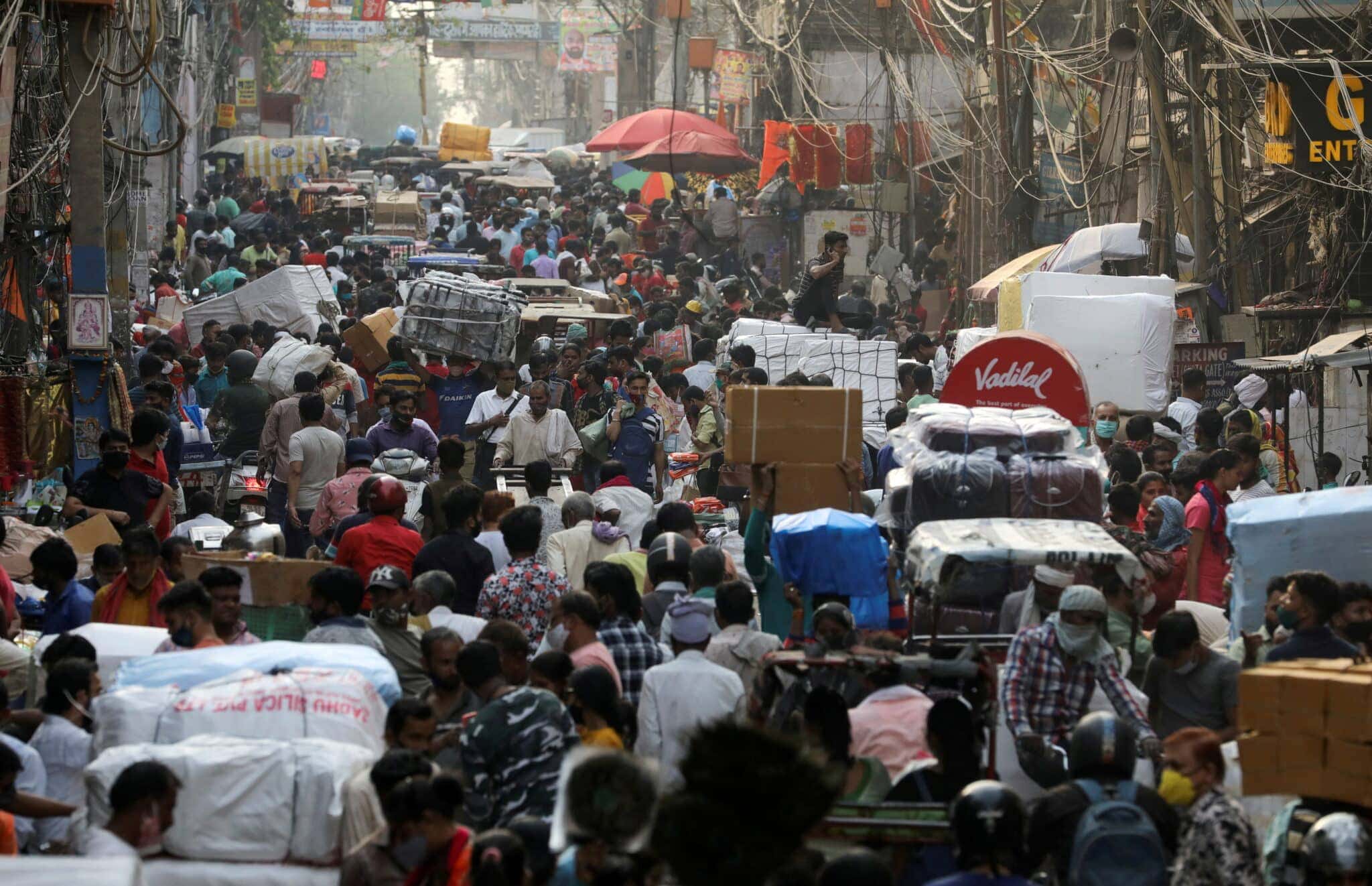 Pessoas andam em mercado lotado em Nova Delhi, Índia 06/04/2021 REUTERS/Anushree Fadnavis
