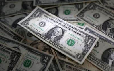 Dólar registra leve alta em meio à reunião entre Trump e Zelensky