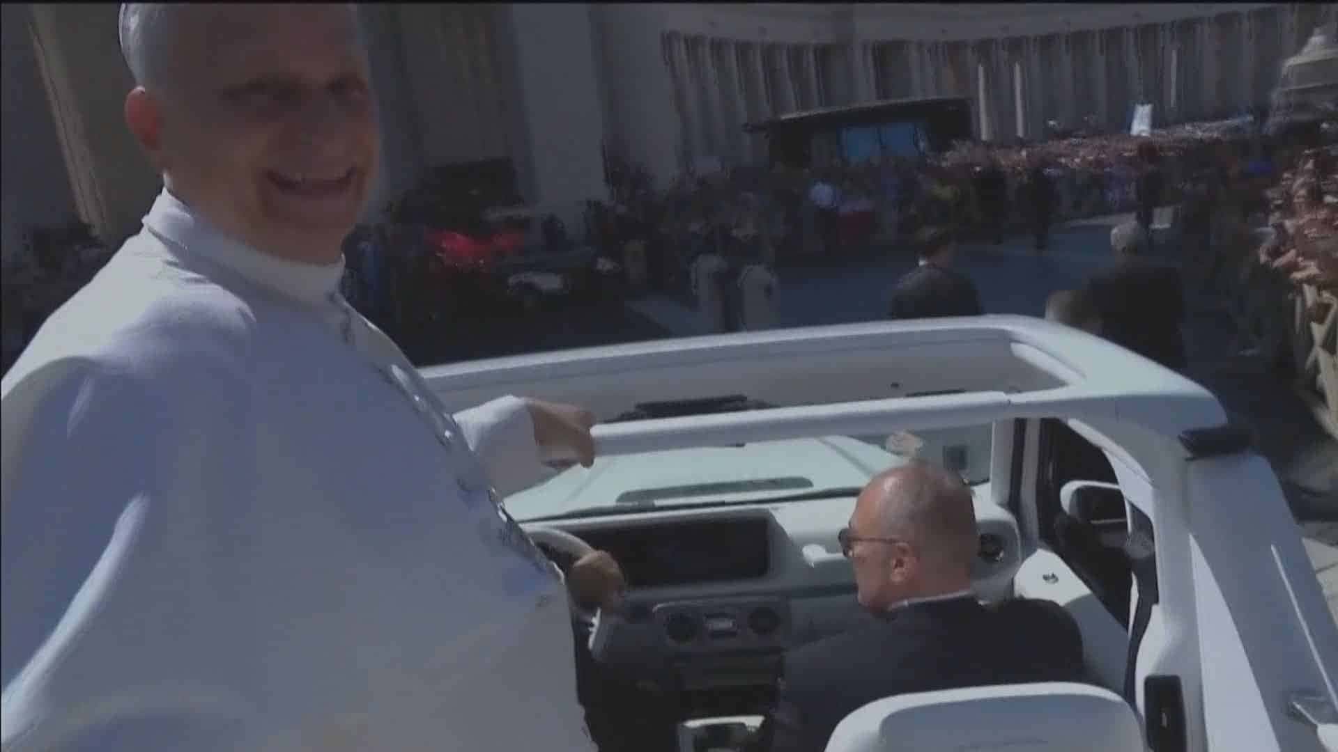 BR_CNN_070925_RTR_EV_C_2821_POPE_LEO_MOMENT.mp4_frame_442