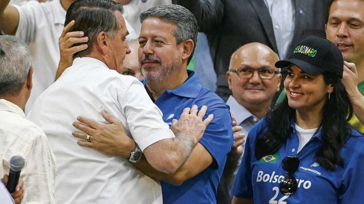 JAIR-BOLSONARO-ARTHUR-LIRA-Mauro-Pimentel-AFP