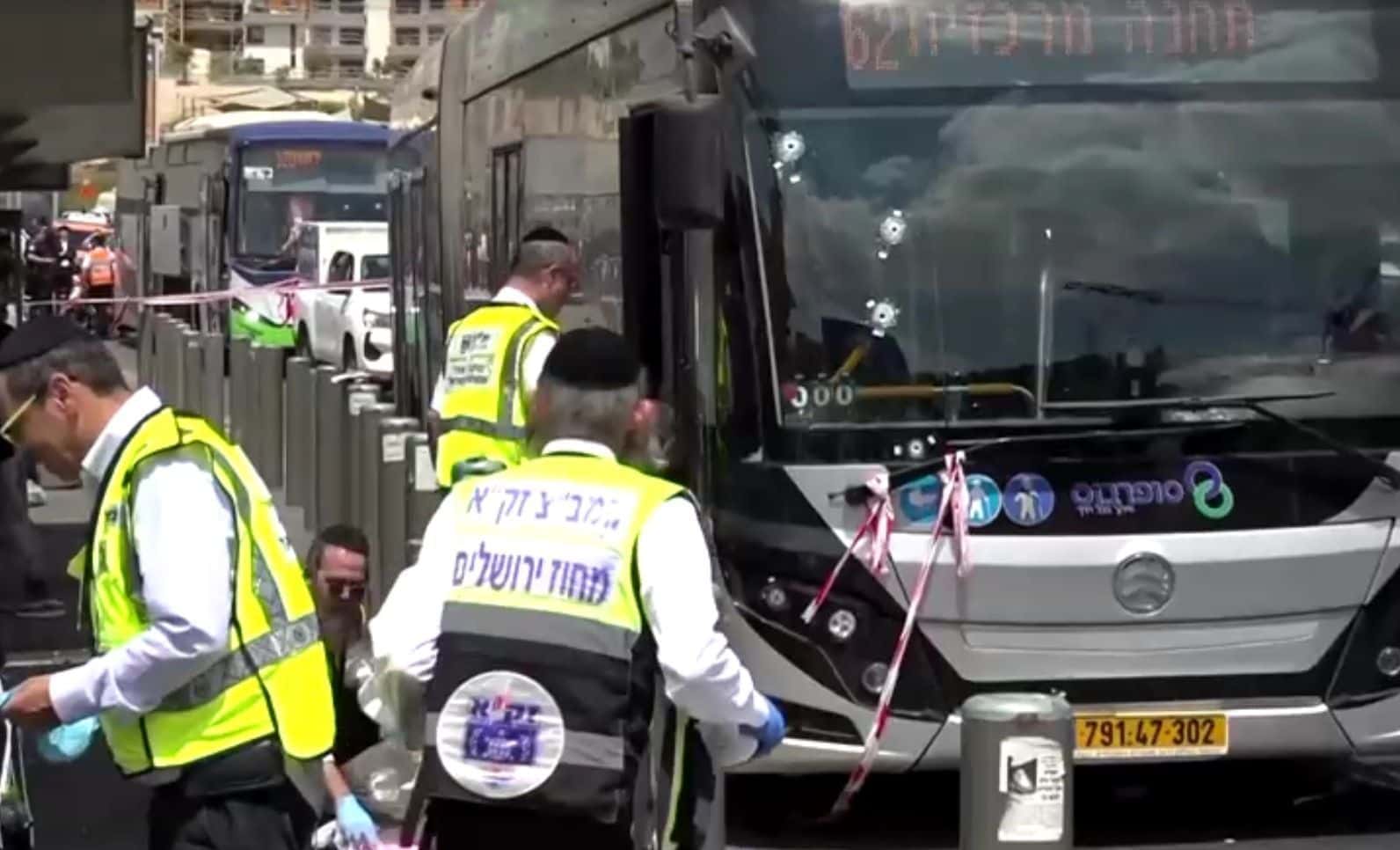 Onibus-atingido-durante-a-ataque-a-tiros-em-Jerusalem-2