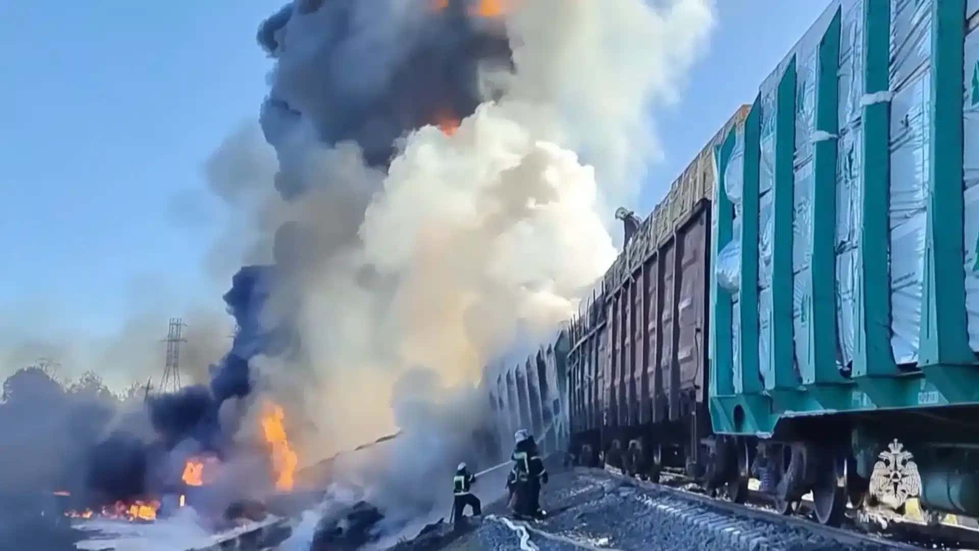 Trem-de-carga-pega-fogo-na-Russia-apos-colidir-com-um-caminhao