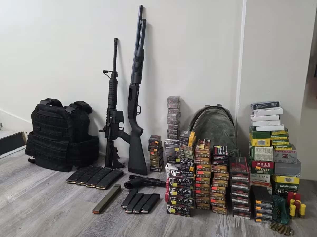 Armas-colete-a-prova-de-balas-e-municoes-foram-apreendidas-com-suspeito-de-ameacar-sinagogas-nos-EUA