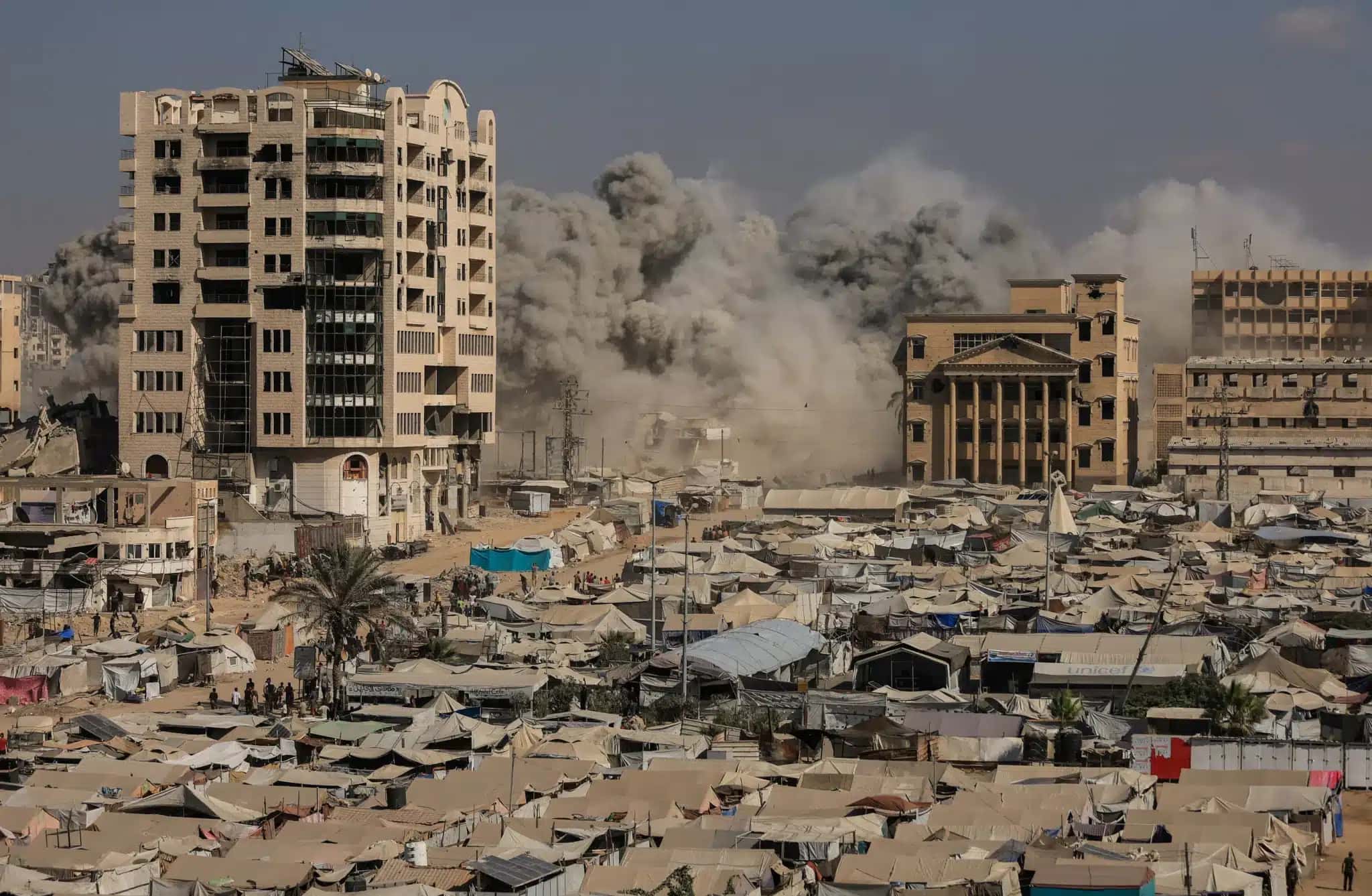 Ataques-israelenses-destroem-predios-residenciais-na-Faixa-de-Gaza-3