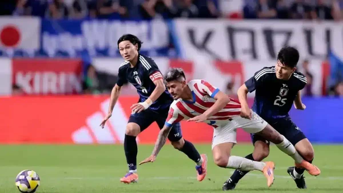 Jogadores-de-Japao-e-Paraguai-em-acao-em-partida-amistosa-e1760100800680