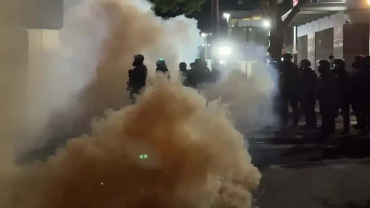 Manifestantes-entram-em-confronto-com-agentes-de-seguranca-em-Portland