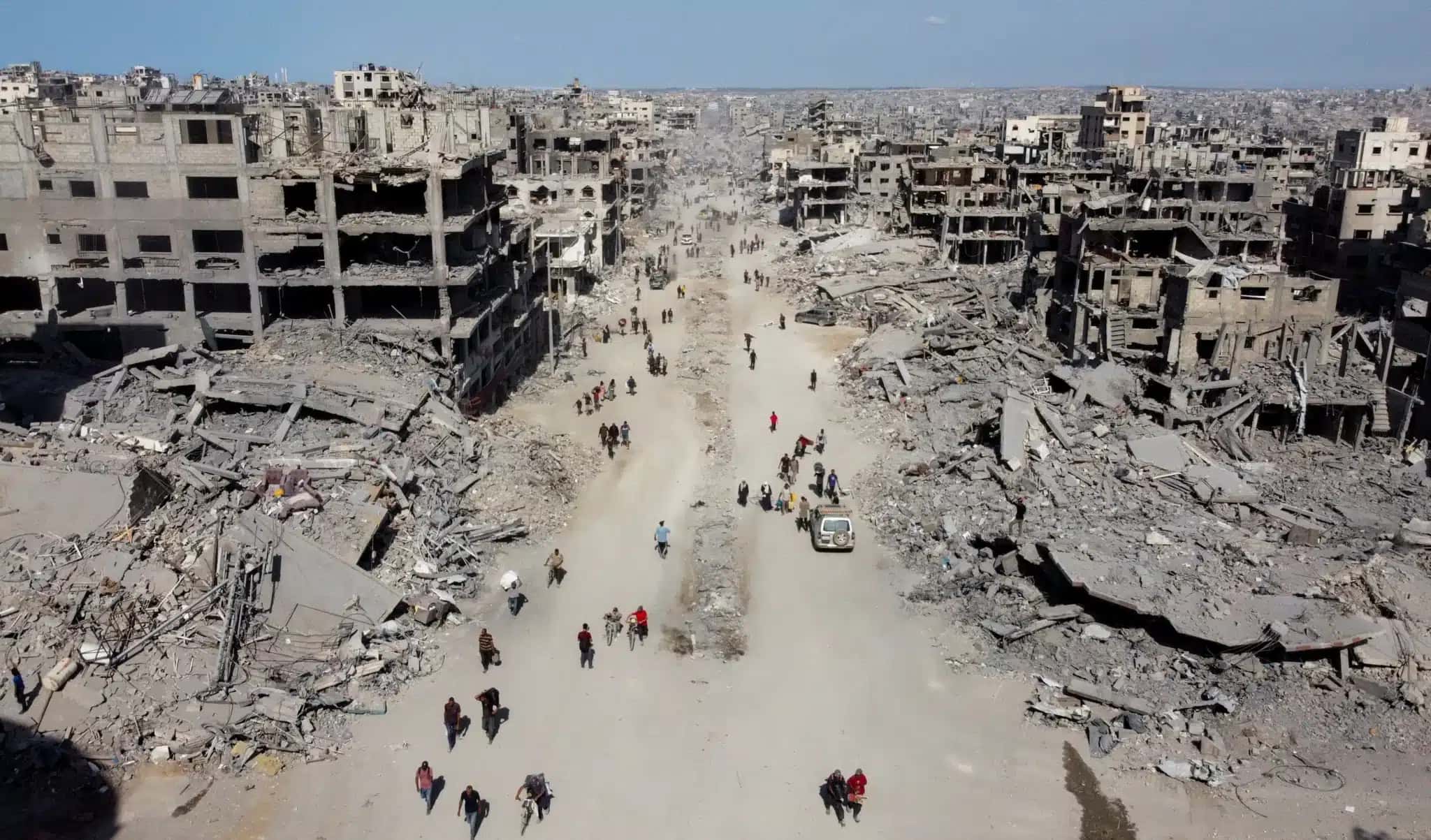 Palestinos-caminhando-em-meio-aos-escombros-em-Gaza-apos-retirada-de-tropas-israelenses-11102025-REUTERSDawoud-Abu-Alkas