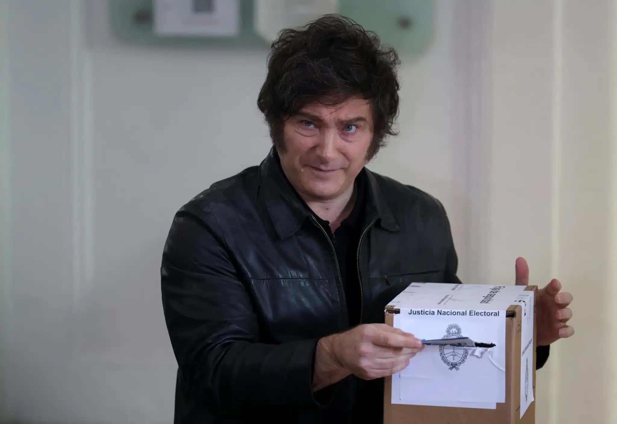 Presidente-Javier-Milei-vota-em-eleicoes-na-Argentina-1
