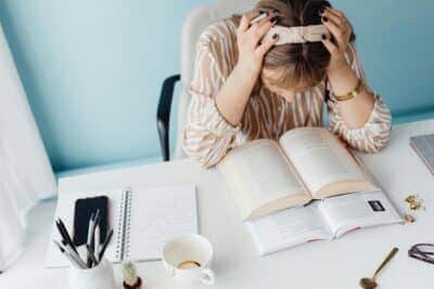 Respiração consciente reduz ansiedade no trabalho e aumenta o foco